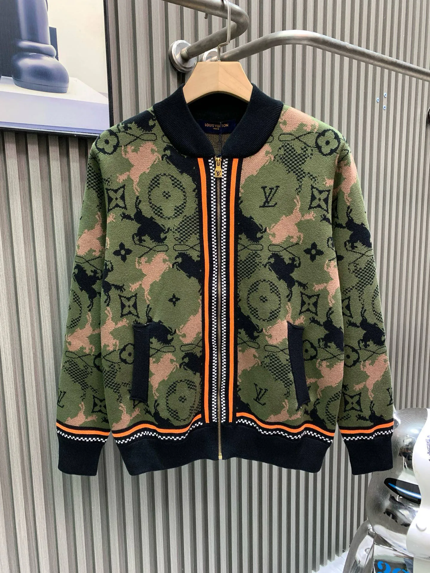🅿️560 🀄️ Louis Vuitton Louis Vuitton 1*v camouflage woolen jacket knitted jacket YB purchased and printed. Made of custom sheep wool fabric. This sheep wool tunic jacket uses warm tones to depict the Geo Rodeo pattern of the 2025 autumn and winter show. It uses a complex jacquard texture to present the silhouette of a galloping horse and Monogram elements. Micro Damier ribbon embellished zipper front, hem and cuffs. Full-width Geo Rodeo Jacquard, zipper, hem and cuffs are Micro Damie ribbon yarn custom-woven and dyed. Full knitted jacquard design. Zip fly on the chest. Can be matched with bottoms of the same season to create a fashionable look. Suitable for various occasions. Customized accessories. Complete three standards. Same style for men and women.